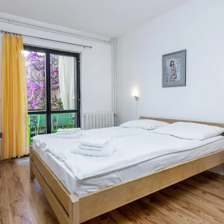 Apartments With Parking Space Pjescana Uvala, Pula - 7349 *